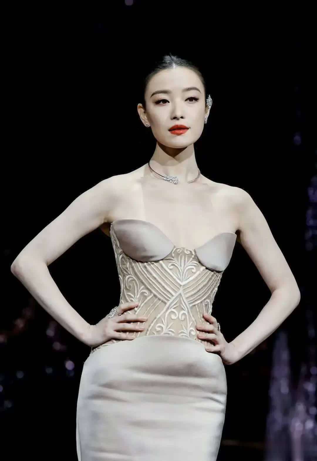 毯冷玉肌肤明艳气场引全网热议麻将胡了倪妮亮相微博之夜红(图3)